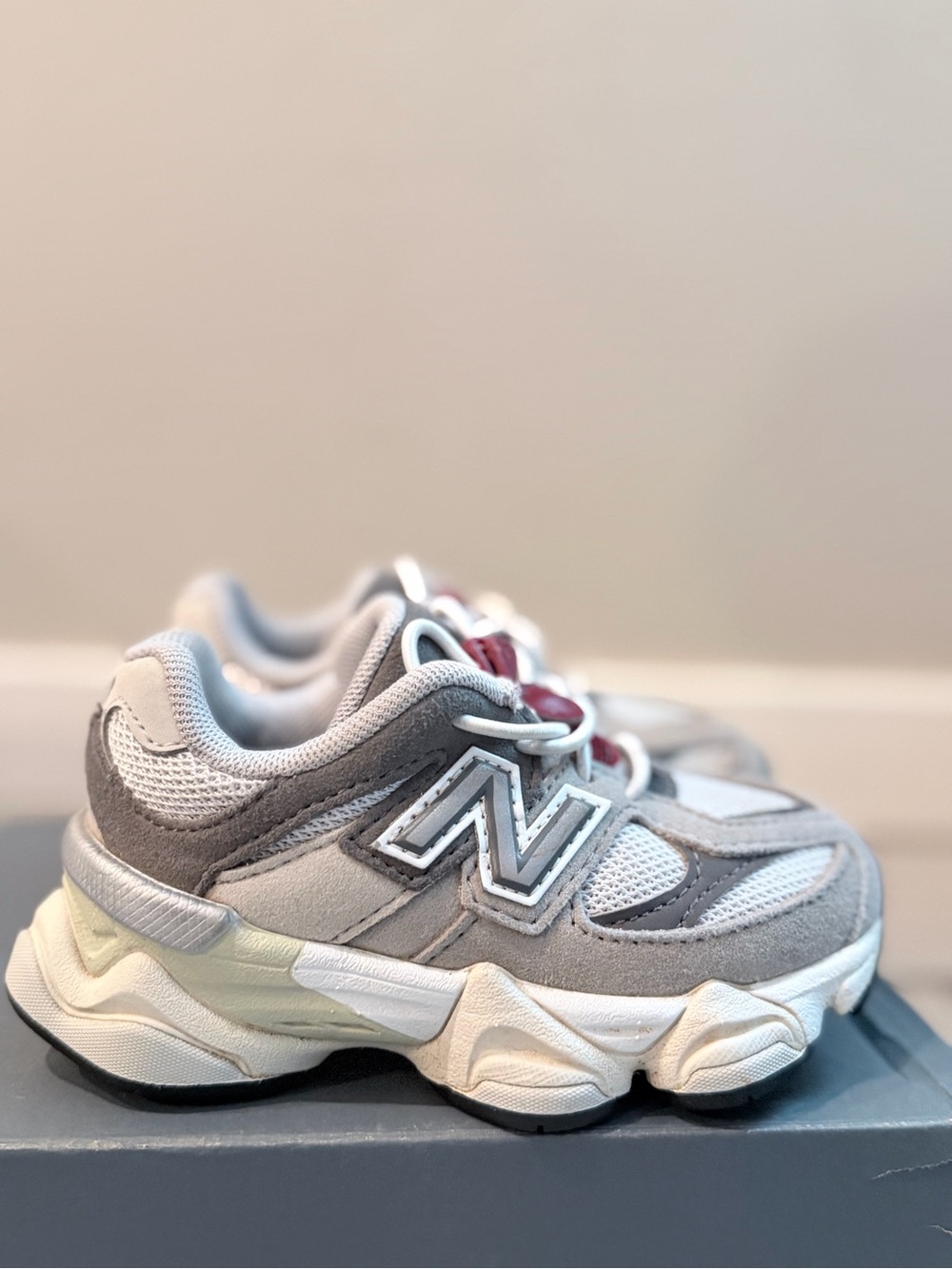 New Balance 9060 Kids Gray, White & Maroon Sneakers size 7 - Picture 2 of 8